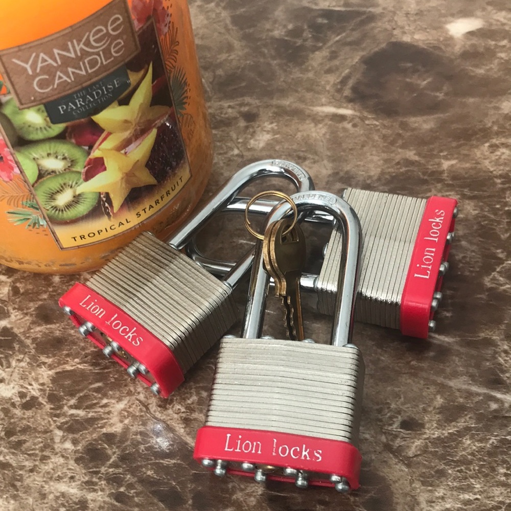 These are brand new locks !!!! Get 3 for 30 and you get two keys!!😌